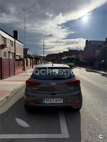 Usado Hyundai i20 84 CV (61 kW) 2018 Gris / plata Berlina