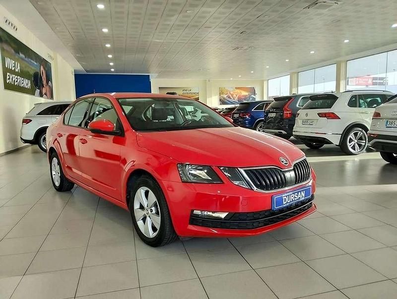 Usado Skoda Octavia 116 CV (85 kW) 2019 Rojo Berlina