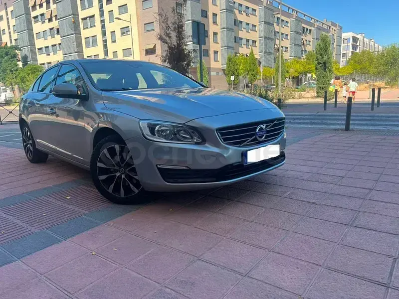 Usado Volvo S60 Momentum 120 CV (88 kW) 2018 Gris / plata Berlina