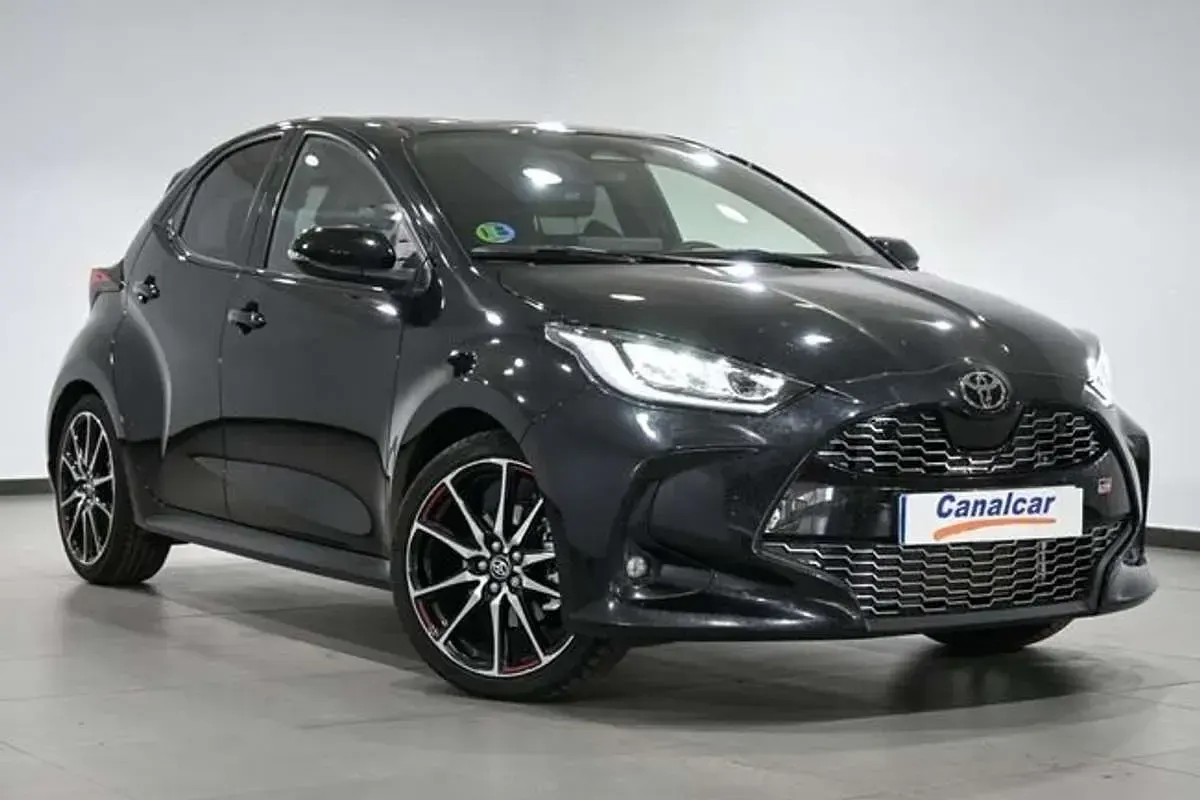 Usado Toyota Yaris Hybrid Sport 92 CV (67 kW) 2024 Negro Berlina