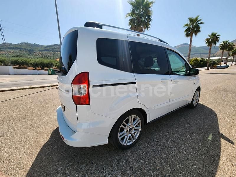 Usado Ford Tourneo Courier Titanium 100 CV (73 kW) 2015 Blanco Monovolumen