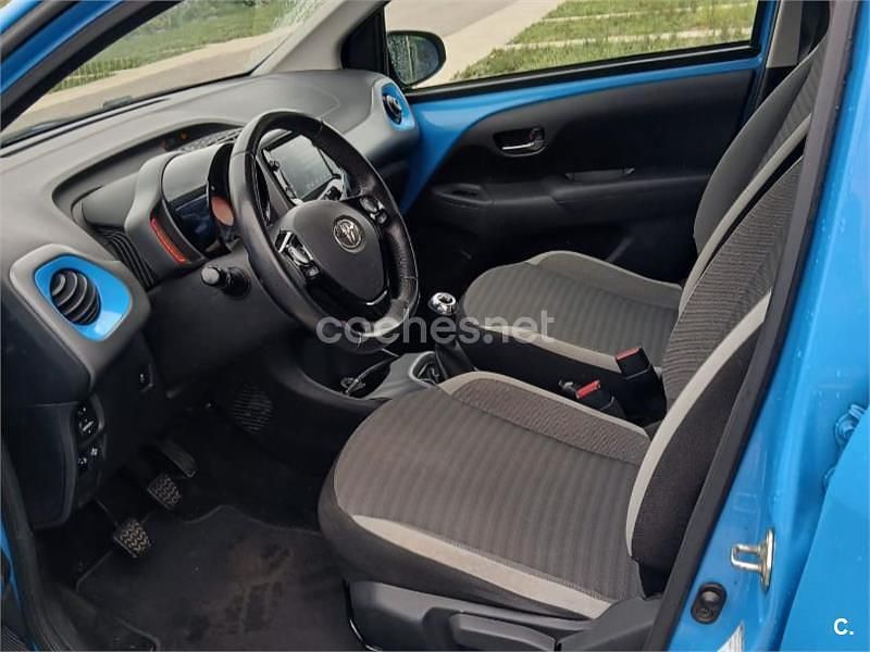 Usado Toyota Aygo X-play 69 CV (50 kW) 2018 Azul Utilitario