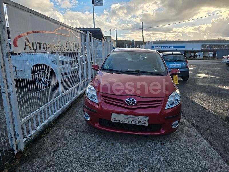 Usado Toyota Auris Sol 126 CV (92 kW) 2007 Granate Berlina