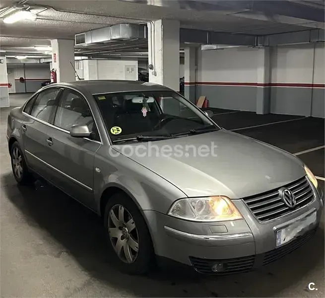 Usado VW Passat Highline 150 CV (110 kW) 2002 Gris / plata Berlina
