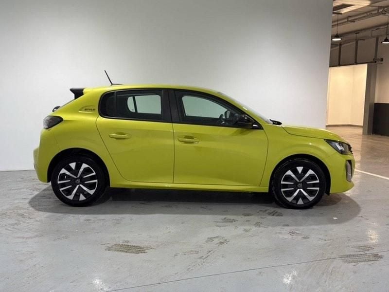 Usado Peugeot 208 Allure 110 CV (80 kW) 2025 Dorado Utilitario