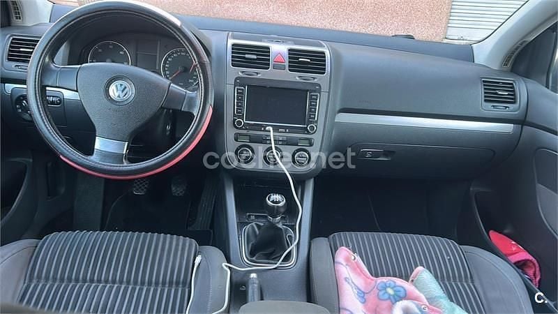 Usado VW Golf V Highline 105 CV (77 kW) 2007 Gris / plata Berlina