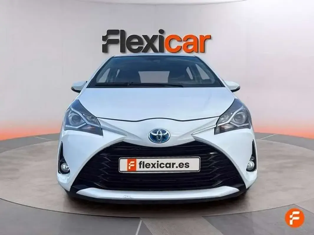 Usado Toyota Yaris Hybrid Active 99 CV (72 kW) 2019 Blanco Utilitario