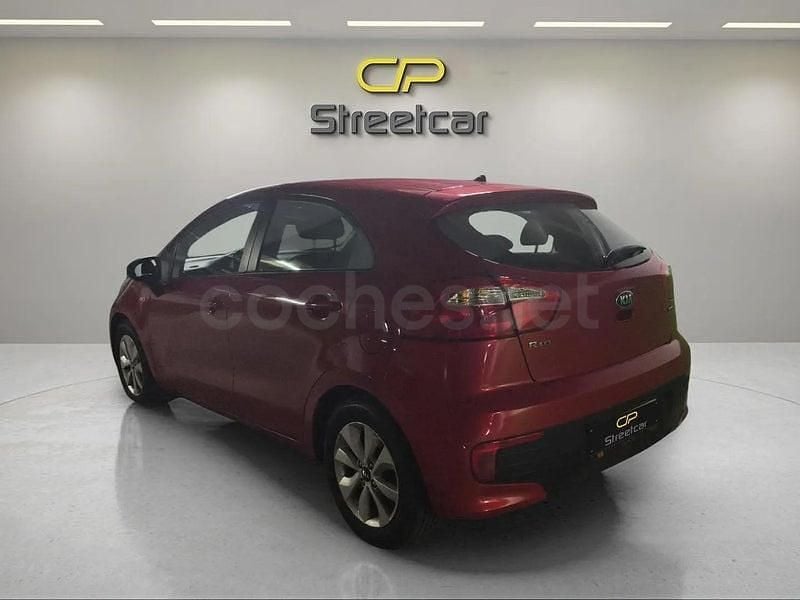 Usado Kia Rio 75 CV (55 kW) 2017 Rojo Berlina