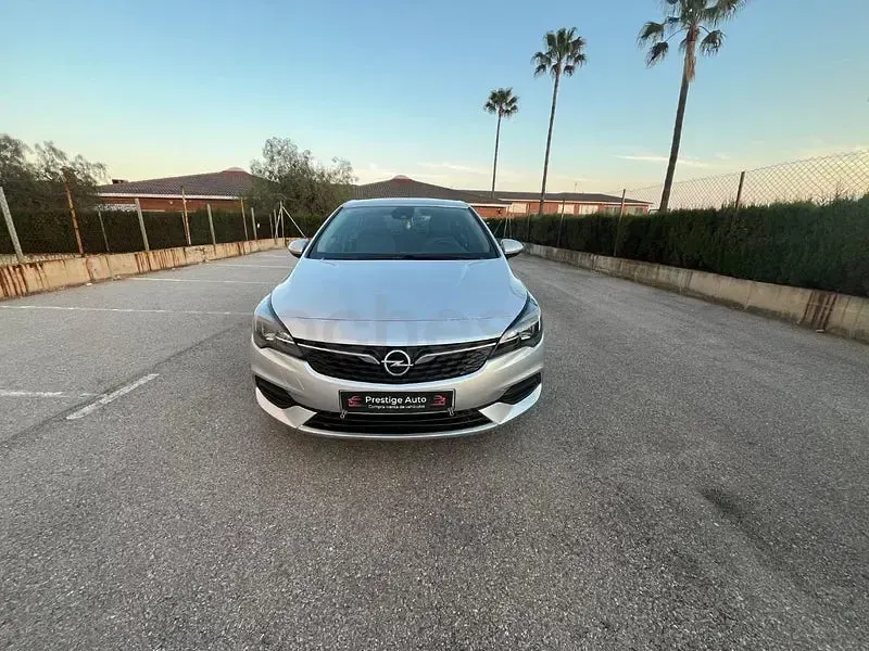 Usado Opel Astra 105 CV (77 kW) 2020 Gris / plata Berlina