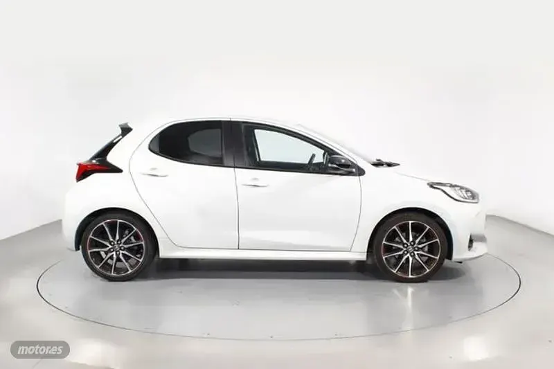 Usado Toyota Yaris Sport 116 CV (85 kW) 2022 Gris Utilitario
