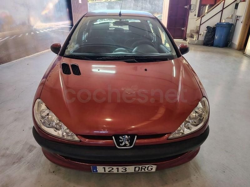 Usado Peugeot 206 75 CV (55 kW) 2005 Rojo Berlina