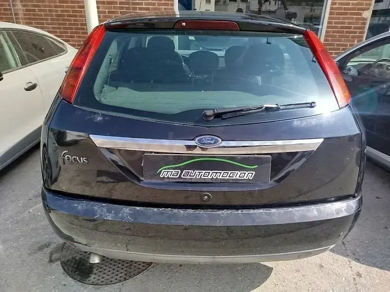 Usado Ford Focus Ambiente 90 CV (66 kW) 2000 Negro Berlina