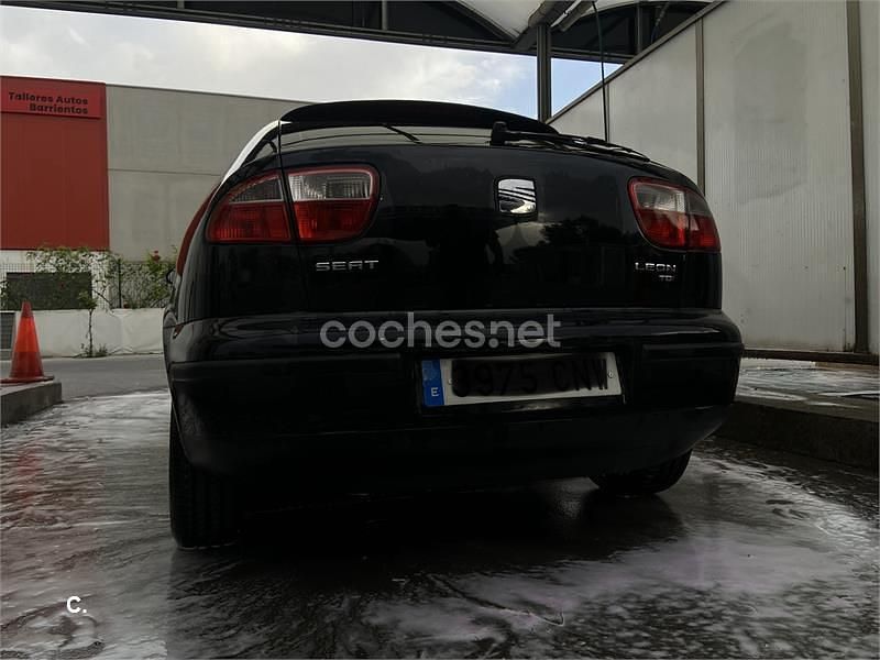 Usado Seat Leon Stella 110 CV (80 kW) 2003 Negro Utilitario