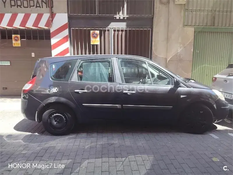 Usado Renault Scénic II 130 CV (95 kW) 2007 Negro Monovolumen