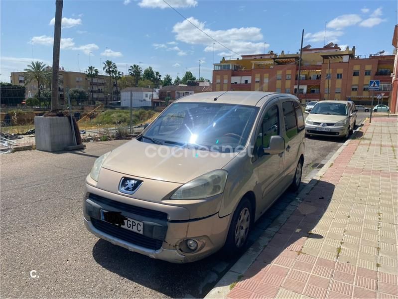 Beige Usado 2009 Peugeot Partner Tepee Outdoor Monovolumen | 4500 € (Buen precio) - Imagen 1/4