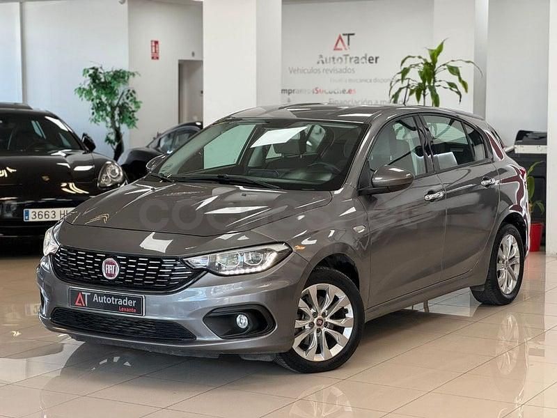 Usado Fiat Tipo Lounge 95 CV (69 kW) 2020 Gris / plata Berlina