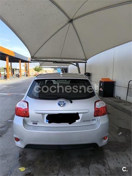 Usado Toyota Auris Hybrid Active 135 CV (99 kW) 2012 Gris / plata Berlina
