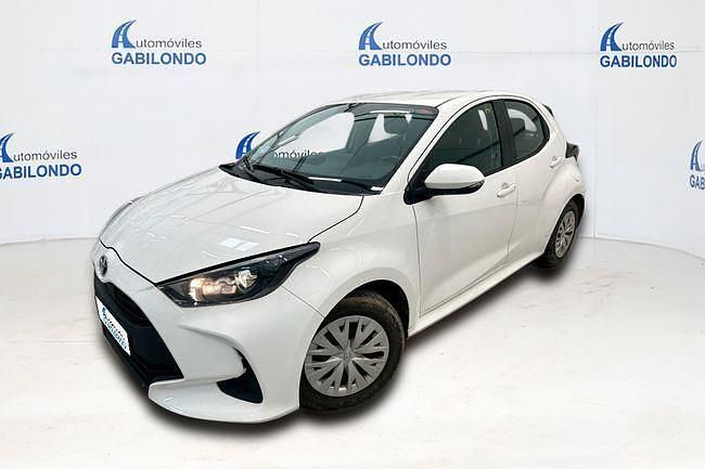 Usado Toyota Yaris Hybrid Active 116 CV (85 kW) 2021 Blanco Berlina