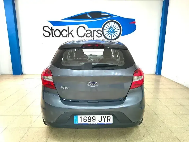 Usado Ford Ka Plus Ultimate 85 CV (62 kW) 2017 Gris / plata Utilitario