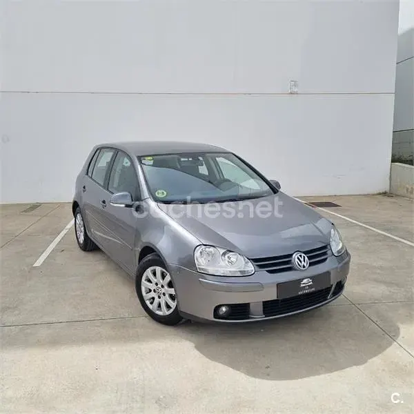 Usado VW Golf IV Highline 102 CV (75 kW) 2005 Gris / plata Berlina