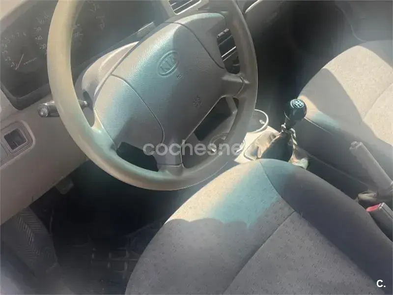 Usado Kia Rio 97 CV (71 kW) 2004 Gris / plata Berlina