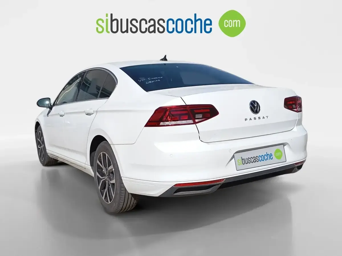 Usado VW Passat Executive 150 CV (110 kW) 2022 Blanco Familiar