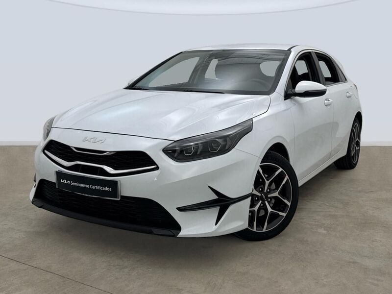 Blanco Usado 2024 Kia Ceed Berlina | 22.695 € (Un poco caro) - Imagen 1/4