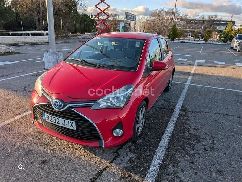 Usado Toyota Yaris Hybrid Active 100 CV (73 kW) 2015 Rojo Berlina