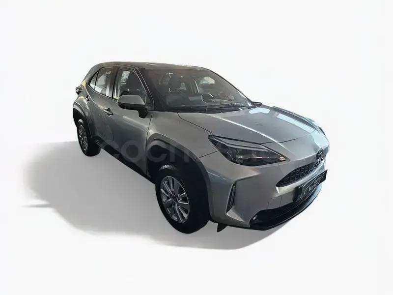 Usado Toyota Yaris 125 CV (91 kW) 2023 Gris / plata Utilitario