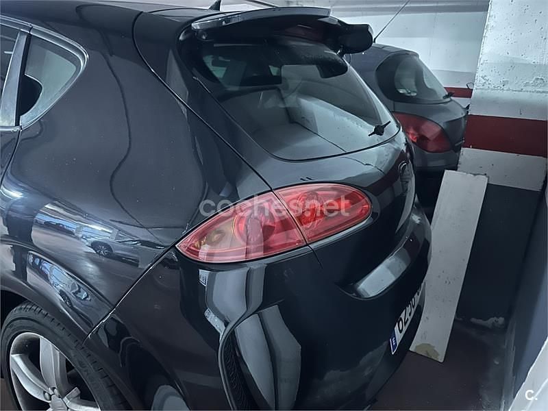 Usado Seat Leon Sport 140 CV (102 kW) 2008 Negro Utilitario