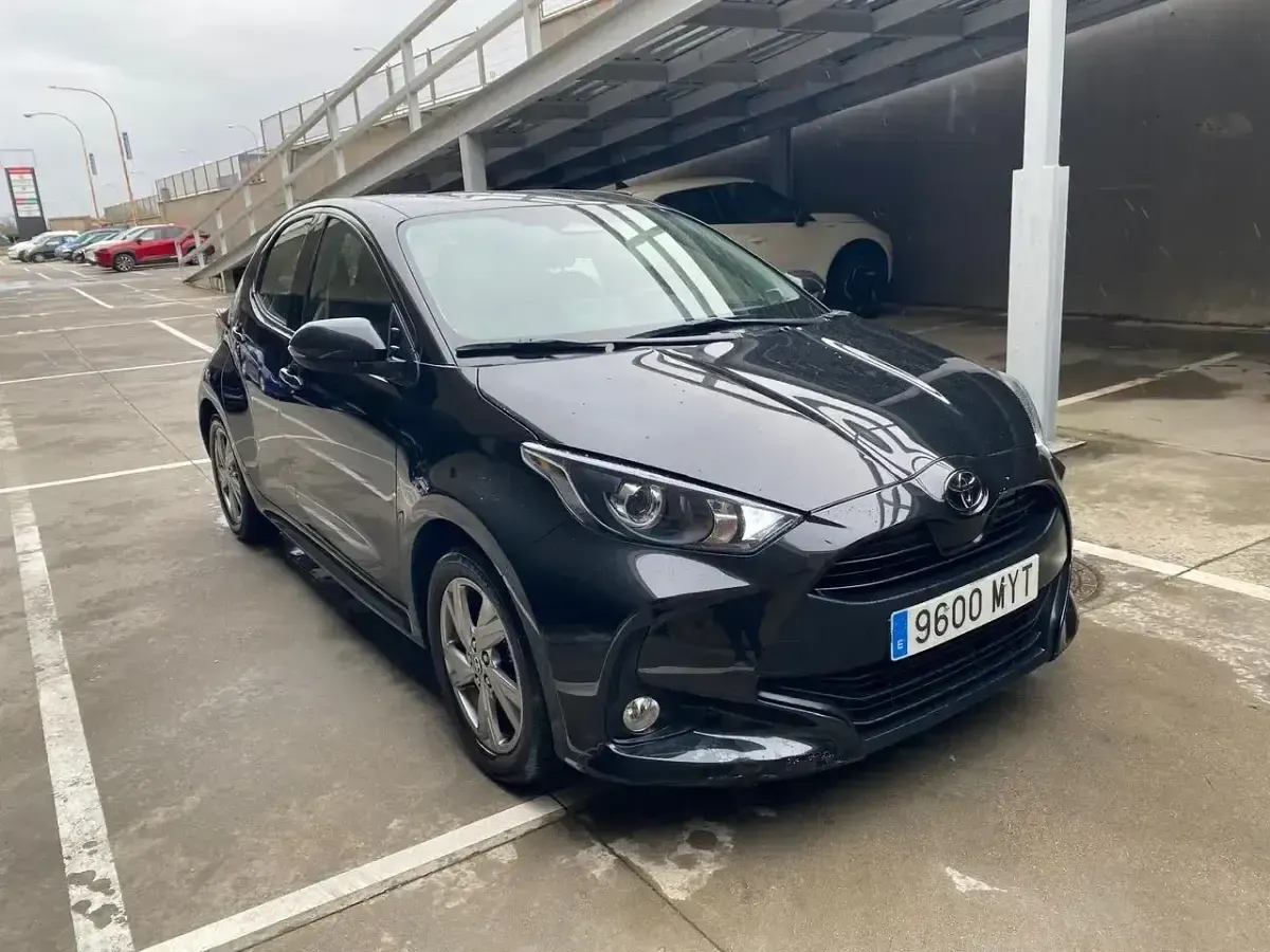 Käytetty Toyota Yaris Hybrid Active 116 HP (85 kW) 2025 Musta Sedan