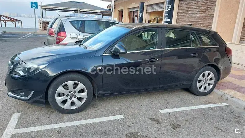 Usado Opel Insignia Selective 120 CV (88 kW) 2016 Negro Berlina