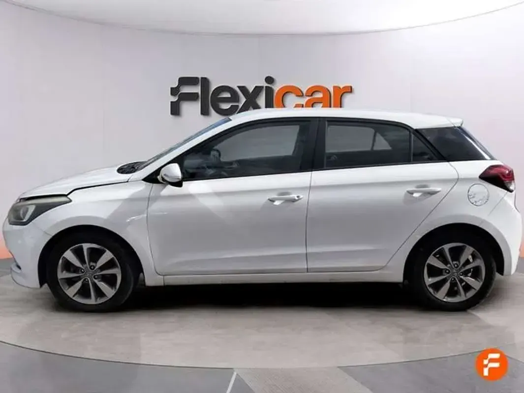 Käytetty Hyundai i20 84 HP (61 kW) 2015 Valkoinen Sedan