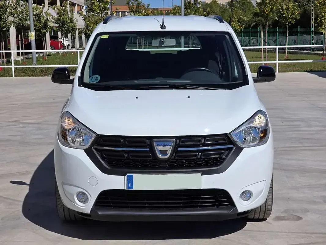 Usado Dacia Lodgy Comfort 116 CV (85 kW) 2021 Blanco Monovolumen
