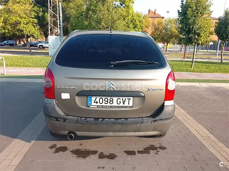 Usado Citroën Xsara Picasso Exclusive 92 CV (67 kW) 2010 Gris / plata Monovolumen