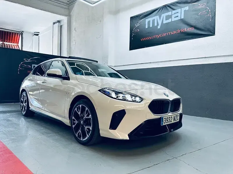 Begagnad BMW 120 M Sport 163 HK (119 kW) 2025 Vit Halvkombi