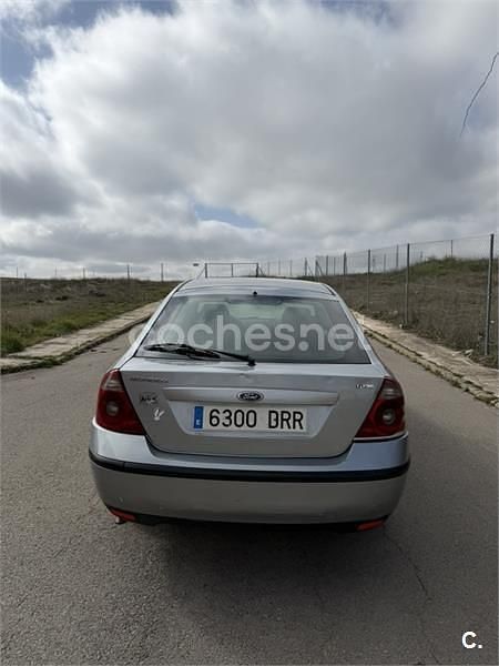 Usado Ford Mondeo Ambiente 115 CV (84 kW) 2005 Gris / plata Berlina