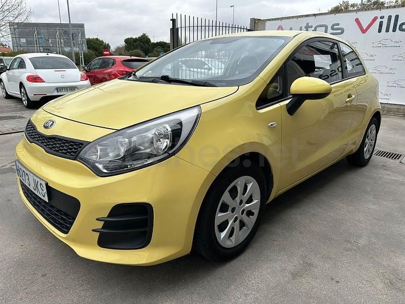 Usado Kia Rio 85 CV (62 kW) 2015 Amarillo Berlina