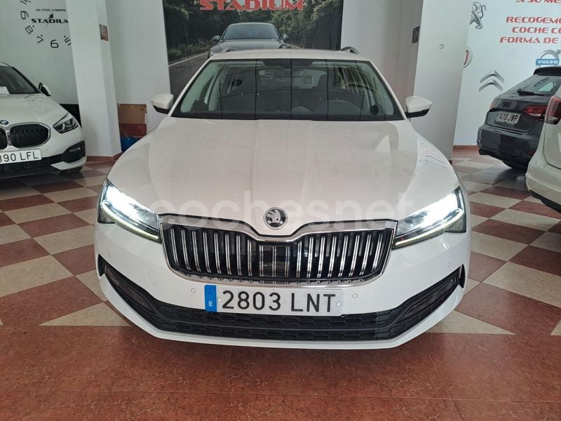 Blanco Usado 2021 Skoda Superb Ambition Familiar | 17.800 € (Buen precio) - Imagen 1/4