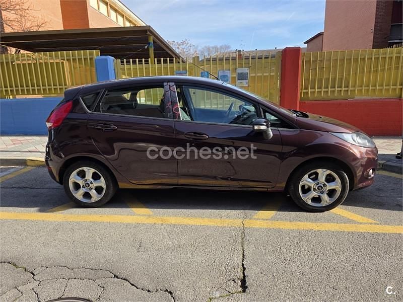 Usado Ford Fiesta 60 CV (44 kW) 2011 Granate Utilitario