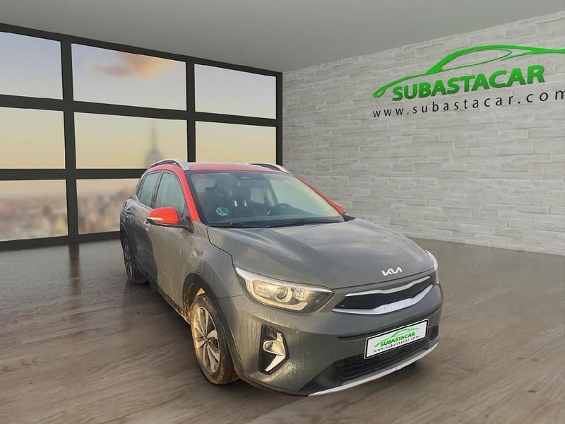 Usado Kia Stonic 120 CV (88 kW) 2021 Gris metalizado SUV