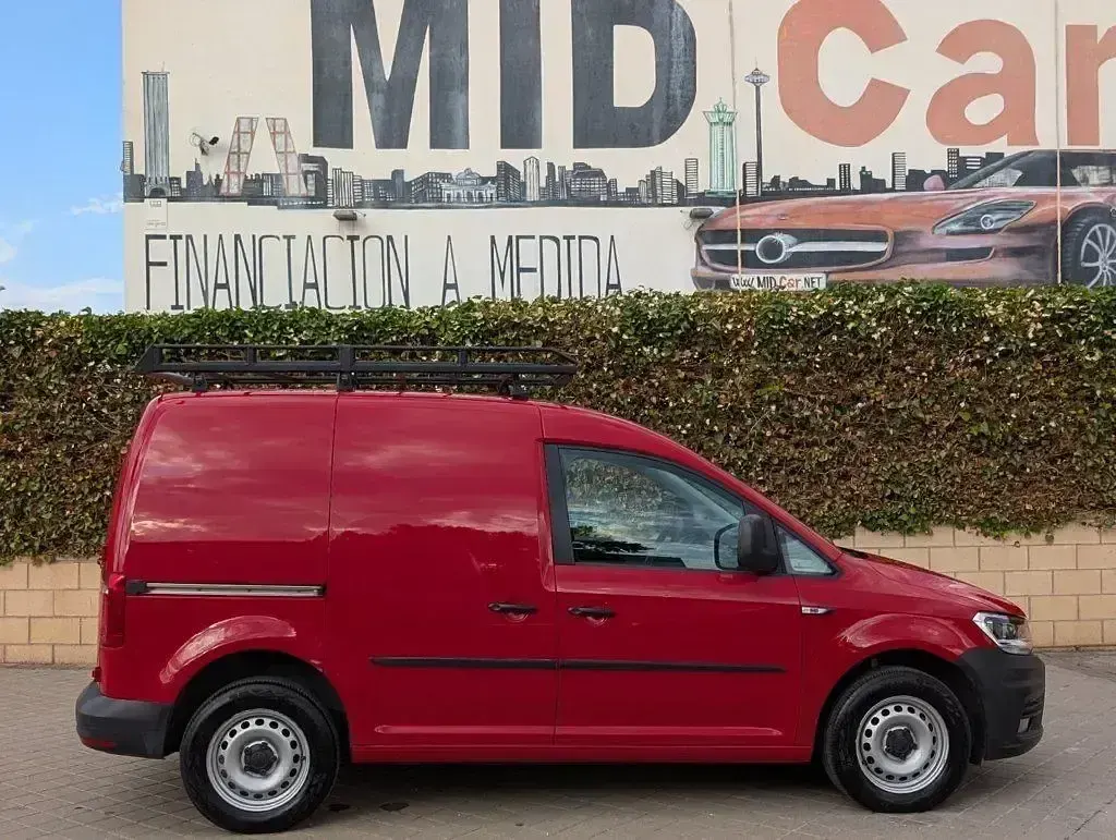 Usado VW Caddy 110 CV (80 kW) 2020 Rojo Monovolumen