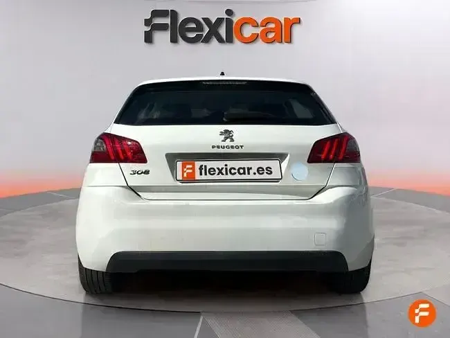 Usado Peugeot 308 Active 100 CV (73 kW) 2020 Blanco Berlina