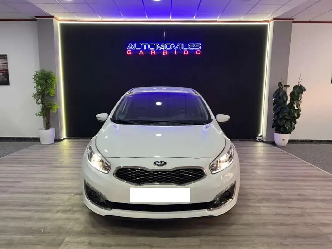 Usado Kia Ceed 120 HP (88 kW) 2018 Branco Citadino