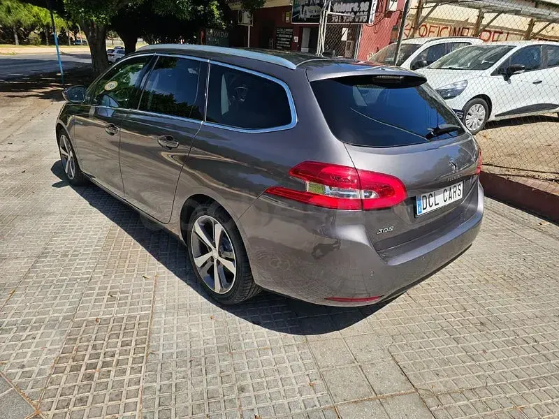Usado Peugeot 308 SW Allure 130 CV (95 kW) 2018 Gris / plata Familiar