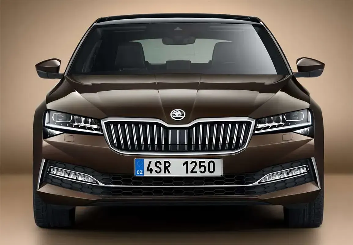Usado Skoda Superb Ambition 150 CV (110 kW) 2016 Marrón Familiar