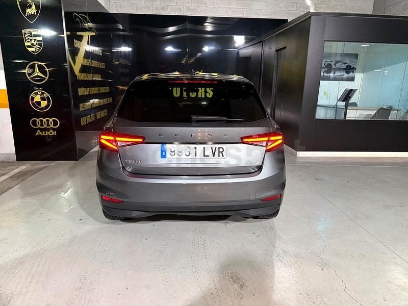 Usado Skoda Fabia 110 CV (80 kW) 2022 Gris / plata Berlina