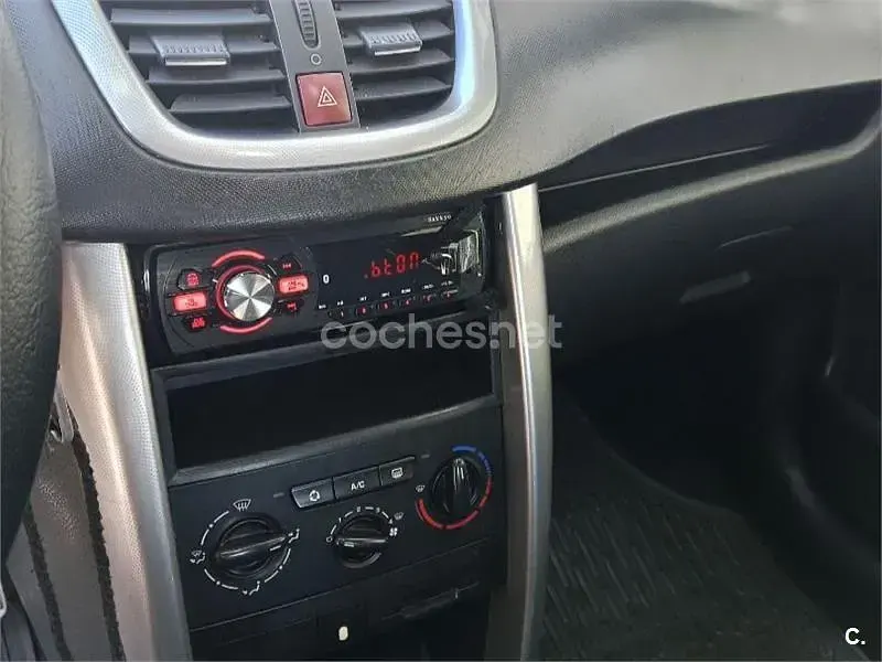 Usado Peugeot 207 70 CV (51 kW) 2008 Gris / plata Berlina