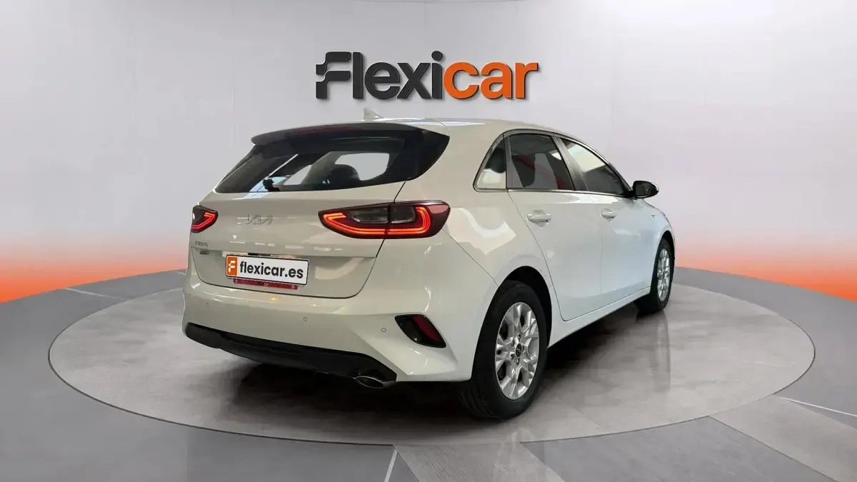 Usado Kia Ceed 136 CV (100 kW) 2023 Blanco Utilitario