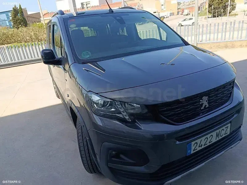 Usado Peugeot Rifter GT 100 CV (73 kW) 2023 Gris / plata Monovolumen